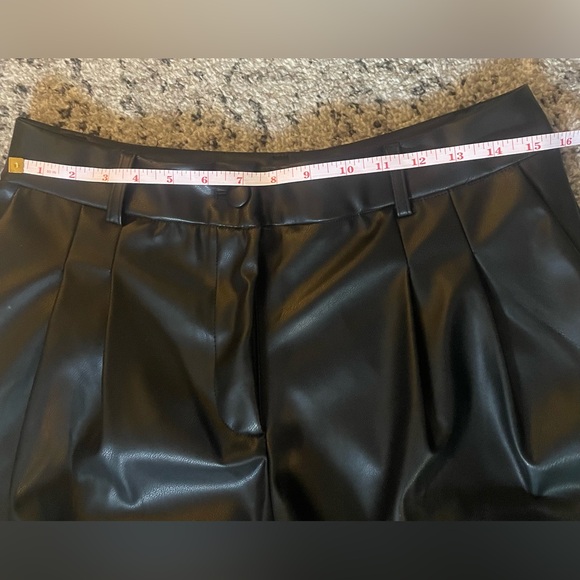 Icône
Vegan-leather pleated wide-leg pant women’s size large (like new) - Picture 3 of 9